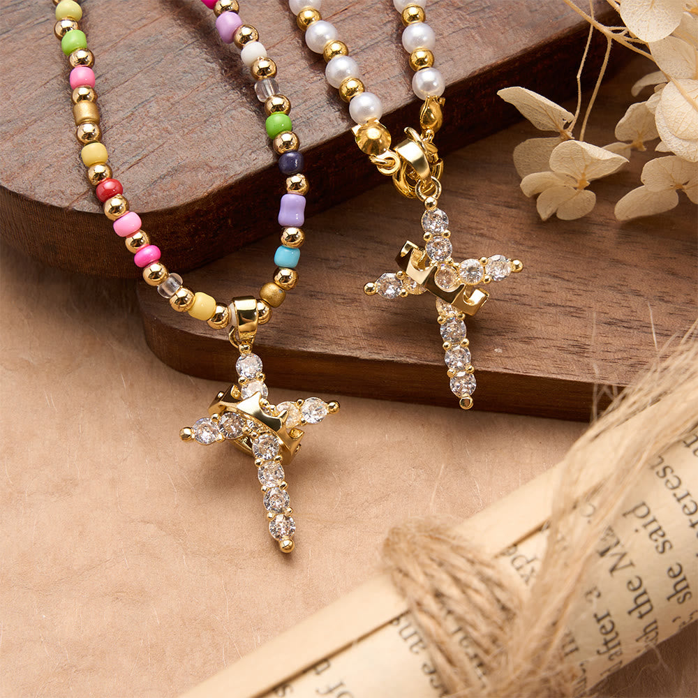 Christianartworkshop Collana con croce a due stili e ciondolo a forma di corona con croce interamente tempestata di zirconi: simbolo di regale grazia divina. - image 3