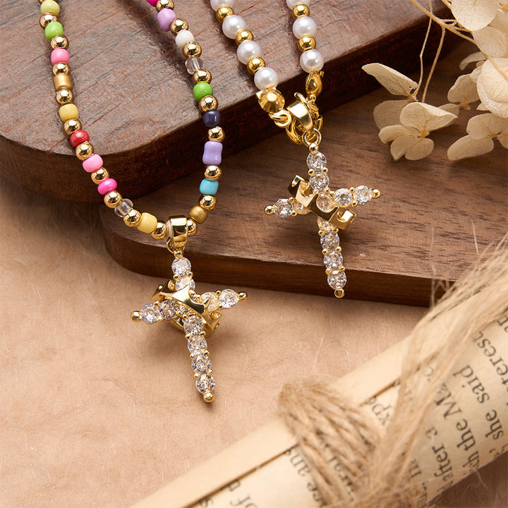 Christianartworkshop Collana con croce a due stili e ciondolo a forma di corona con croce interamente tempestata di zirconi: simbolo di regale grazia divina. - image 3