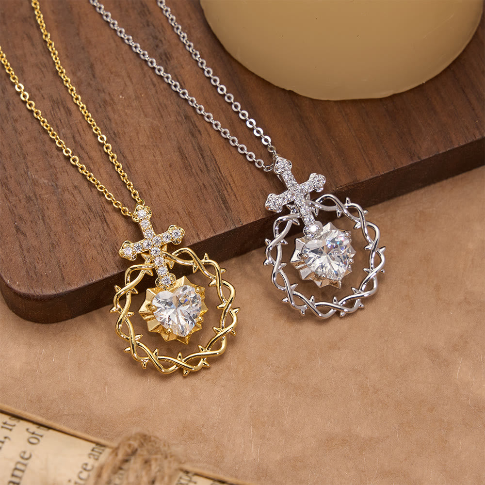 Christianartworkshop Collana con croce in zirconi pavé, corona di spine e ciondolo a forma di cuore: simbolo di un amore sacro e redentore. - image 0