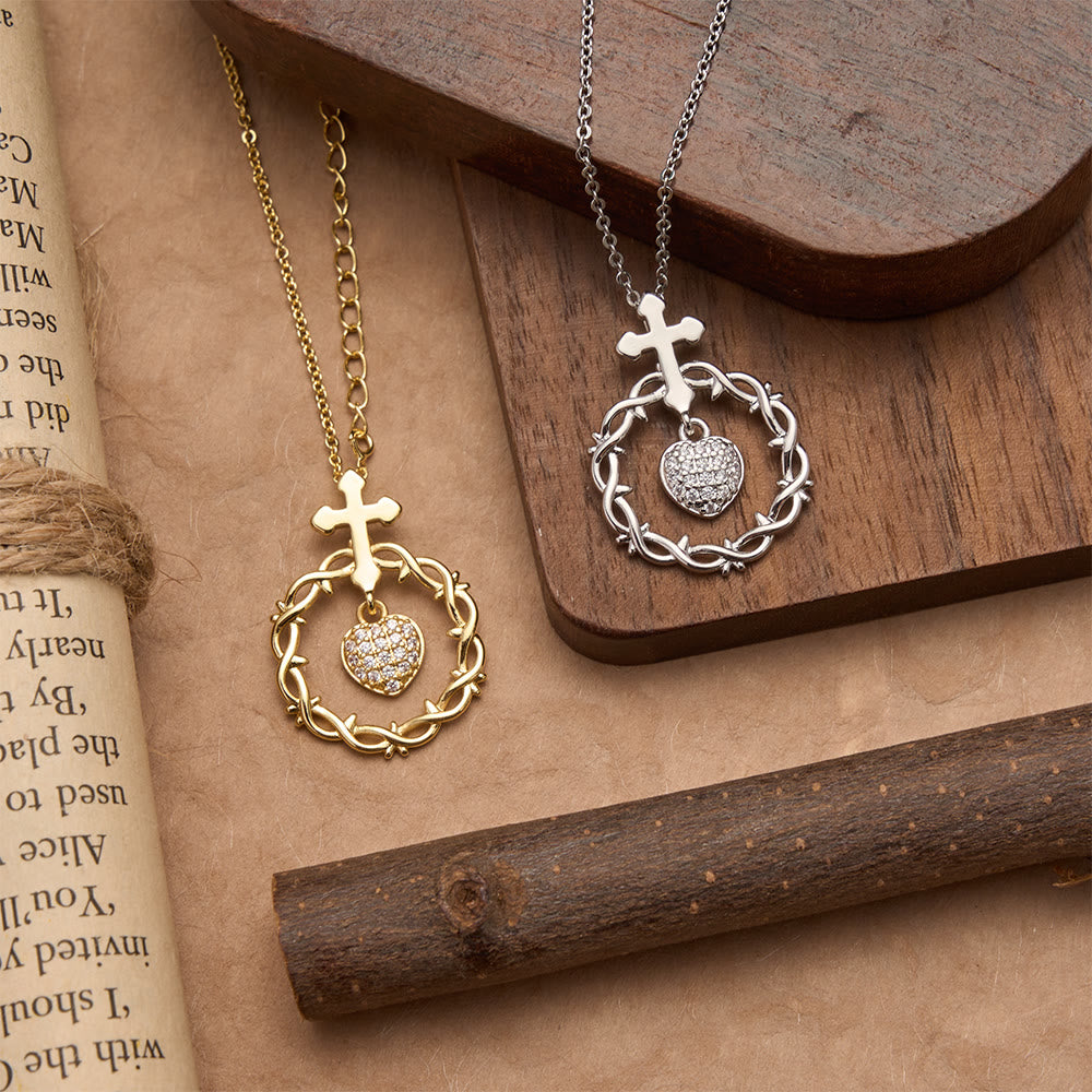 Christianartworkshop Collana con croce in zirconi pavé, corona di spine e ciondolo a forma di cuore: simbolo di un amore sacro e redentore. - image 1