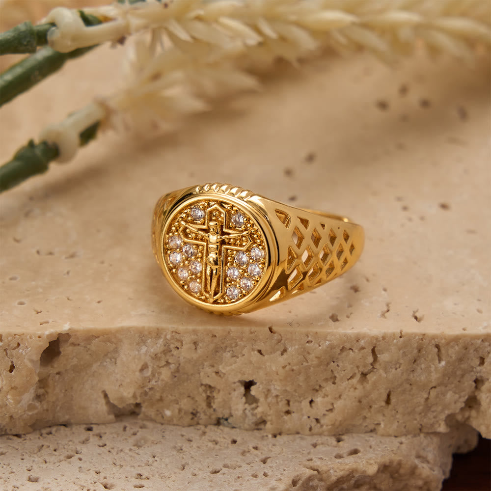 Christianartworkshop Anello con sigillo a crocifisso incastonato a pavé di zirconi e montatura ovale, con fascia traforata: simbolo di sacra grazia redentrice. - image 2