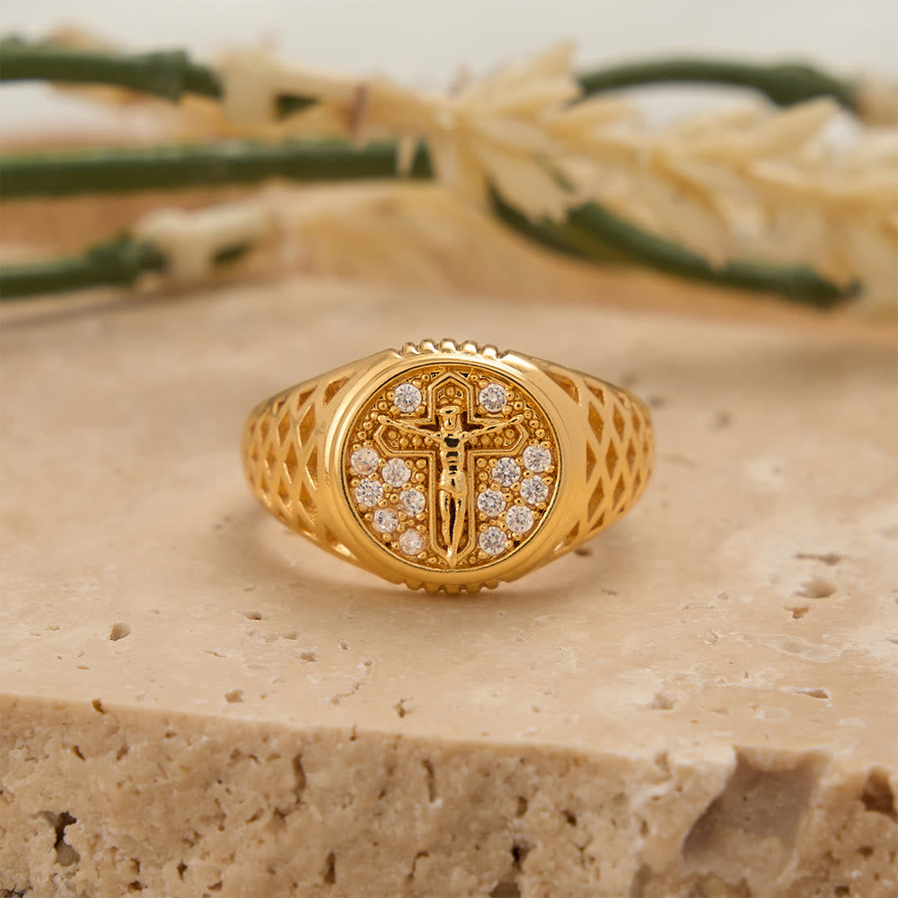 Christianartworkshop Anello con sigillo a crocifisso incastonato a pavé di zirconi e montatura ovale, con fascia traforata: simbolo di sacra grazia redentrice. - Crocifisso (taglia US 5-8) - image 0