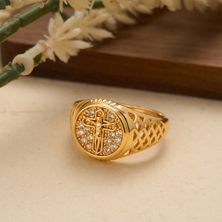 Christianartworkshop Anello con sigillo a crocifisso incastonato a pavé di zirconi e montatura ovale, con fascia traforata: simbolo di sacra grazia redentrice. - image 1