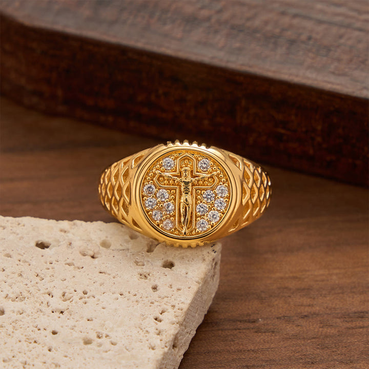 Christianartworkshop Anello con sigillo a crocifisso incastonato a pavé di zirconi e montatura ovale, con fascia traforata: simbolo di sacra grazia redentrice. - image 4