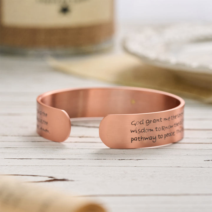 Christianartworkshop Bracciale rigido in rame con incisione della Preghiera della Serenità e croce intarsiata in oro: simbolo di resa pacifica - image 4