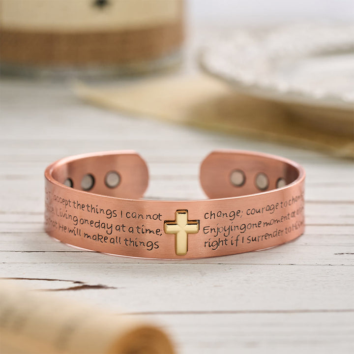 Christianartworkshop Bracciale rigido in rame con incisione della Preghiera della Serenità e croce intarsiata in oro: simbolo di resa pacifica - Bracciale con croce in rame rosso - image 0