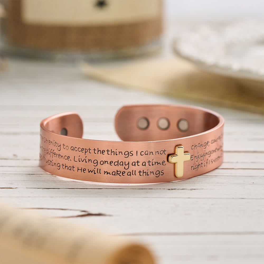Christianartworkshop Bracciale rigido in rame con incisione della Preghiera della Serenità e croce intarsiata in oro: simbolo di resa pacifica - image 3