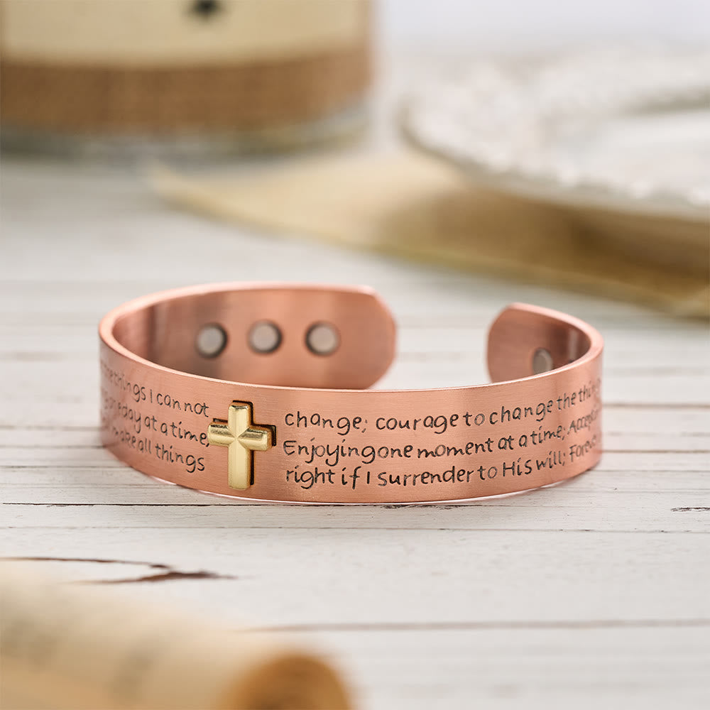 Christianartworkshop Bracciale rigido in rame con incisione della Preghiera della Serenità e croce intarsiata in oro: simbolo di resa pacifica - image 5