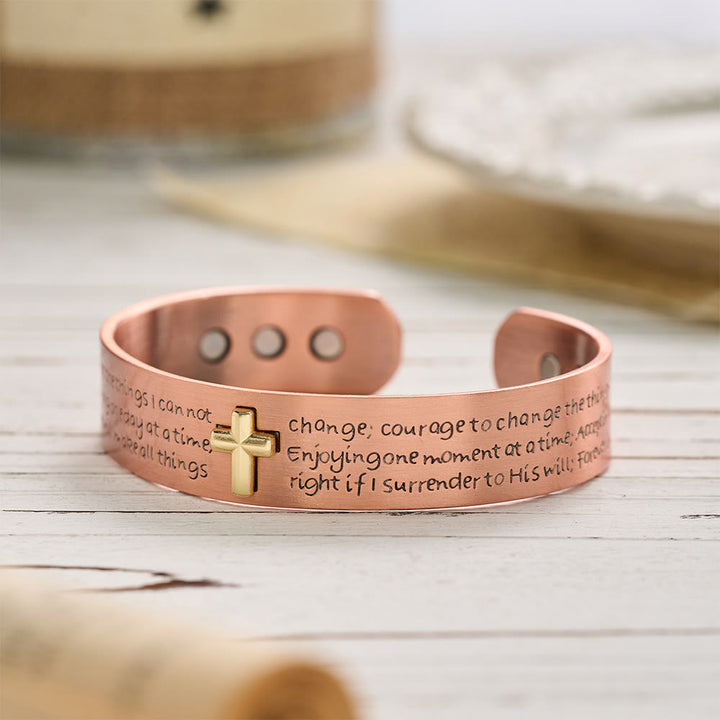 Christianartworkshop Bracciale rigido in rame con incisione della Preghiera della Serenità e croce intarsiata in oro: simbolo di resa pacifica - image 5