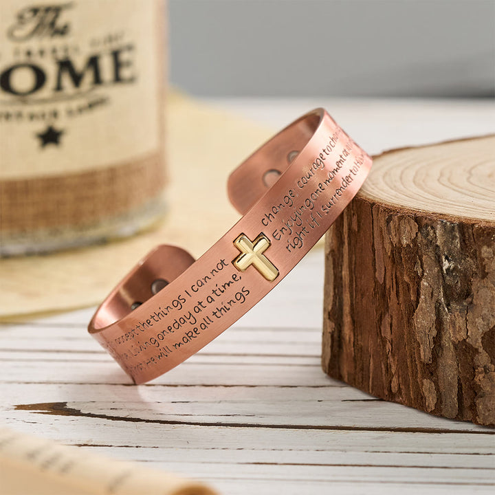 Christianartworkshop Bracciale rigido in rame con incisione della Preghiera della Serenità e croce intarsiata in oro: simbolo di resa pacifica - image 1