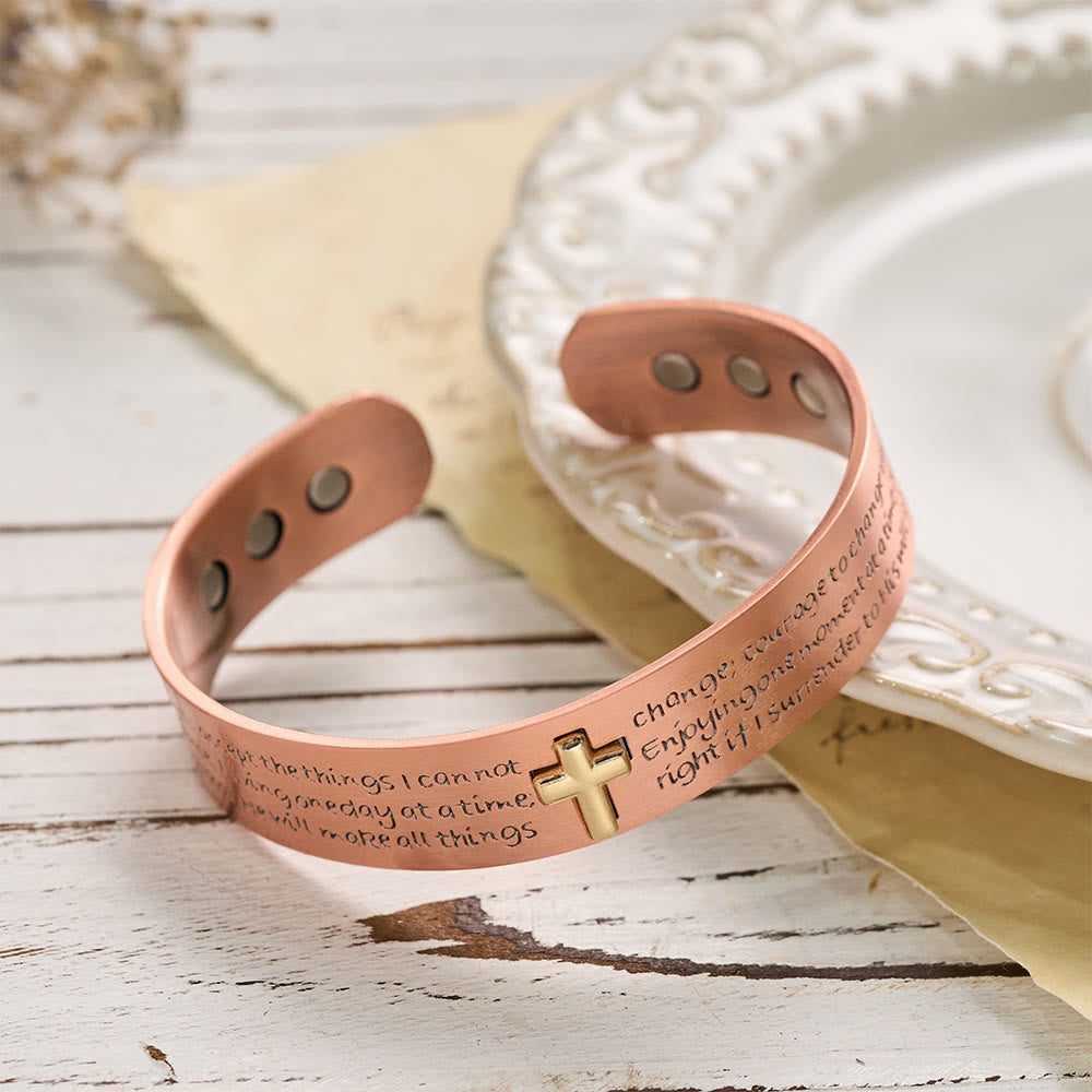 Christianartworkshop Bracciale rigido in rame con incisione della Preghiera della Serenità e croce intarsiata in oro: simbolo di resa pacifica - image 2
