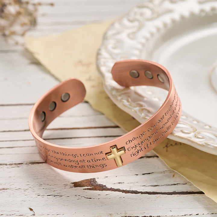 Christianartworkshop Bracciale rigido in rame con incisione della Preghiera della Serenità e croce intarsiata in oro: simbolo di resa pacifica - image 2