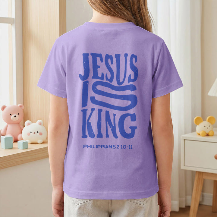 Christianartworkshop Maglietta a maniche corte per bambini con stampa fronte e retro in grassetto effetto invecchiato "Gesù è Re" Filippesi 2:10-11 - image 53