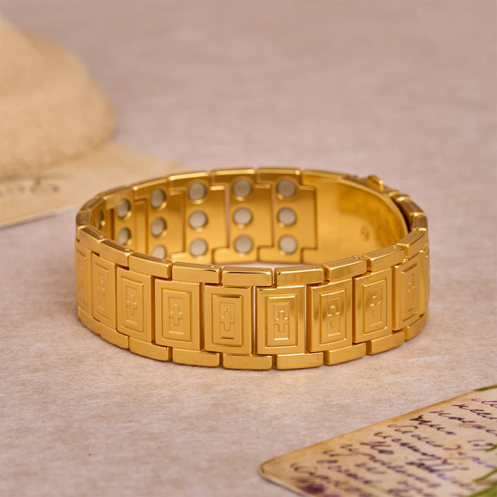 Christianartworkshop Bracciale a maglie in stile cinturino d'orologio con croce in rilievo incassata su ogni maglia rettangolare. - D'oro - image 4
