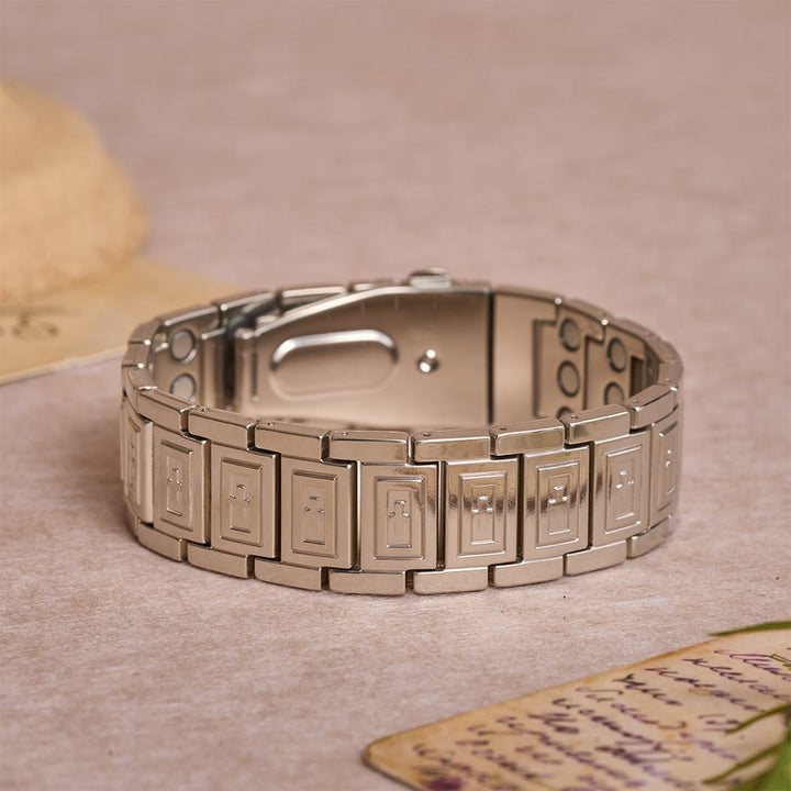 Christianartworkshop Bracciale a maglie in stile cinturino d'orologio con croce in rilievo incassata su ogni maglia rettangolare. - Argento - image 7