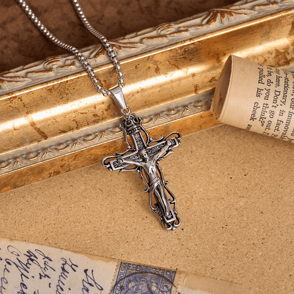 Christianartworkshop Ciondolo crocifisso vintage con corona superiore a spine, corpo dettagliato e classica collana a catena a maglia fine. - Argento - image 0