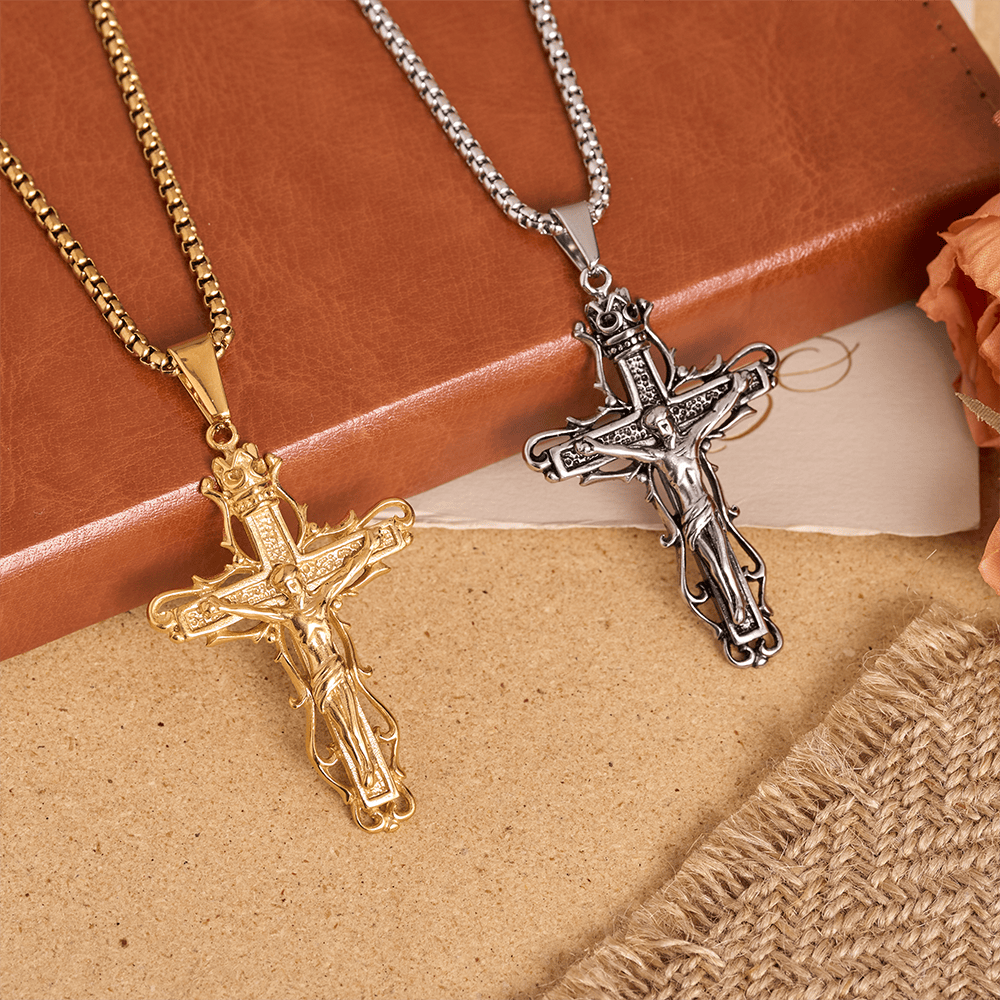 Christianartworkshop Ciondolo crocifisso vintage con corona superiore a spine, corpo dettagliato e classica collana a catena a maglia fine. - image 1