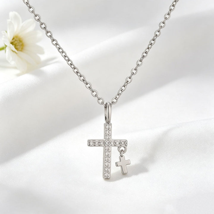 Christianartworkshop Grande ciondolo a croce con pavé di zirconi, mini croce pendente massiccia e collana classica a catena a maglia fine. - image 4