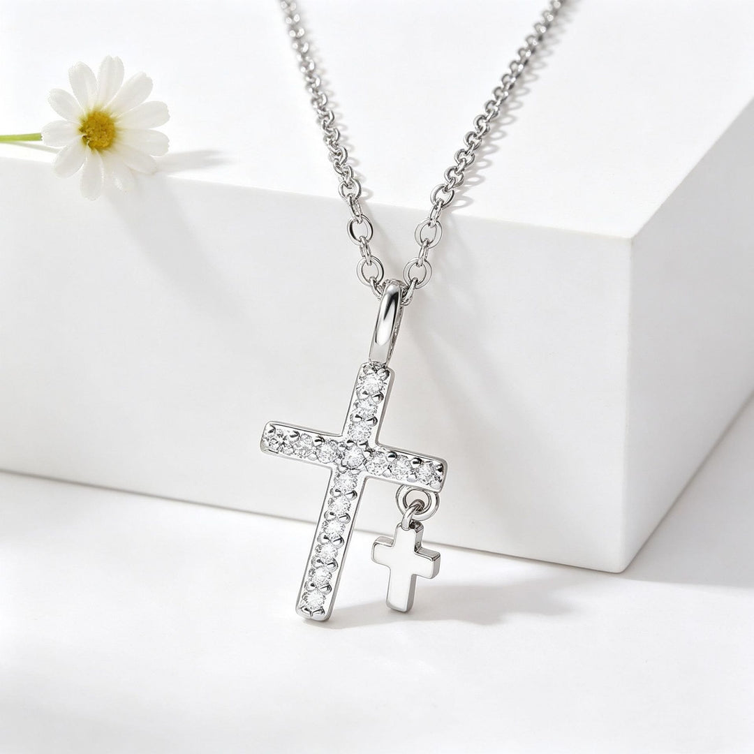 Christianartworkshop Grande ciondolo a croce con pavé di zirconi, mini croce pendente massiccia e collana classica a catena a maglia fine. - Argento - image 3