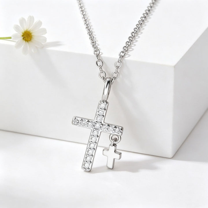 Christianartworkshop Grande ciondolo a croce con pavé di zirconi, mini croce pendente massiccia e collana classica a catena a maglia fine. - Argento - image 3