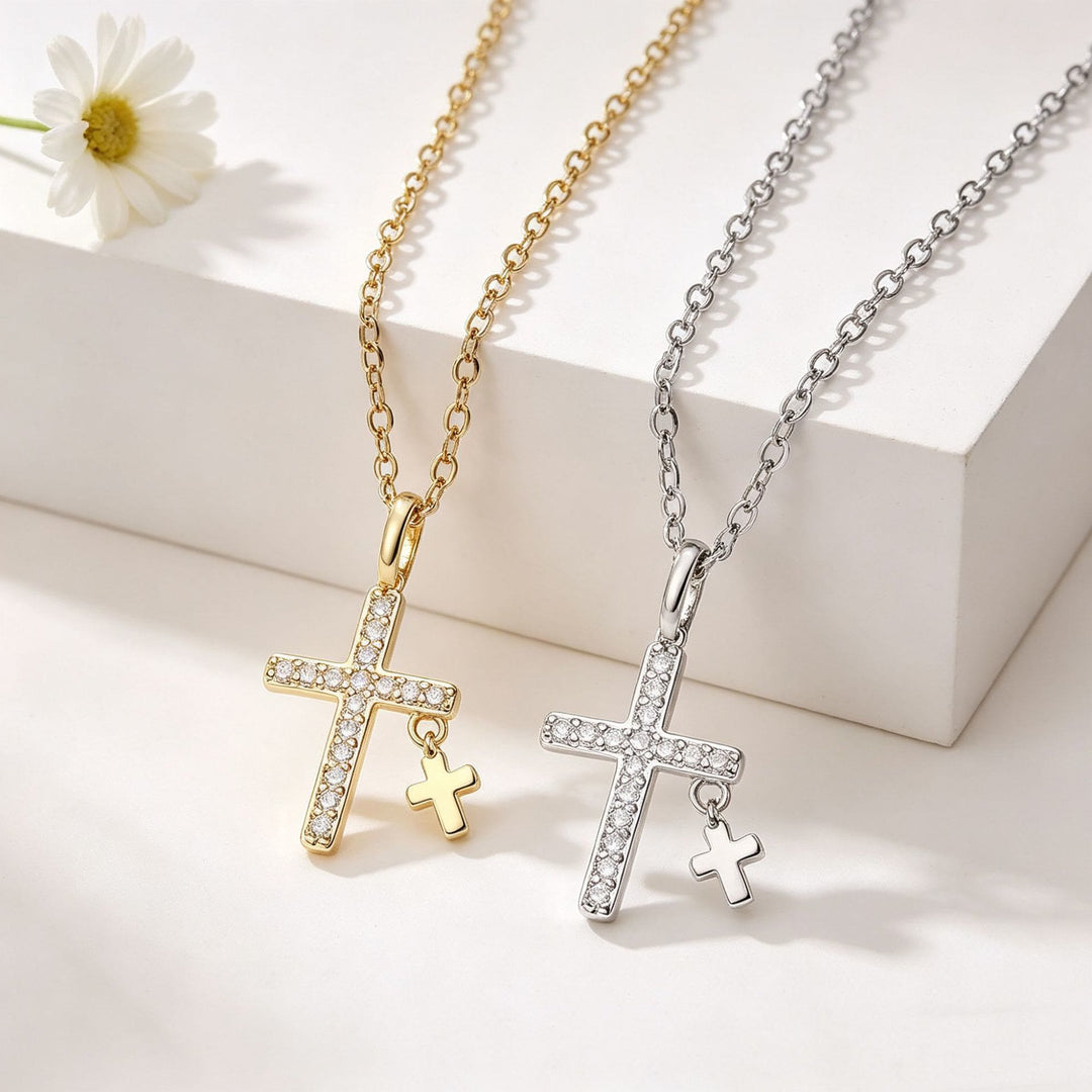Christianartworkshop Grande ciondolo a croce con pavé di zirconi, mini croce pendente massiccia e collana classica a catena a maglia fine. - image 0