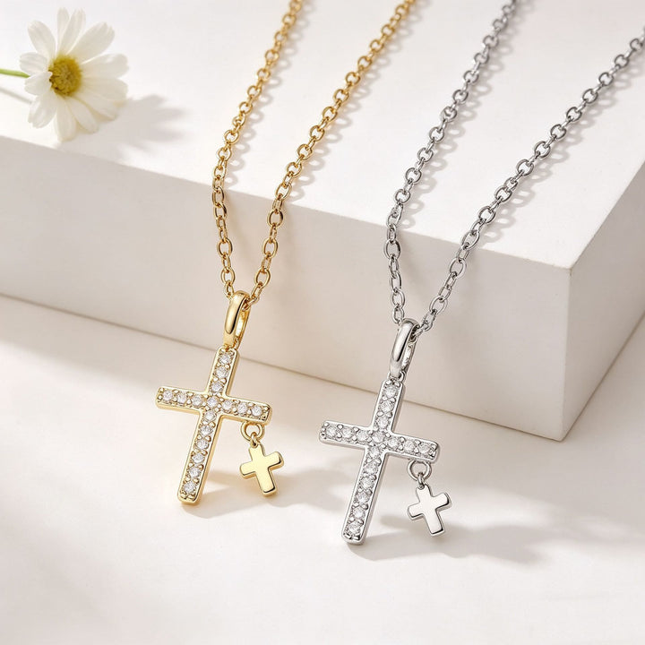 Christianartworkshop Grande ciondolo a croce con pavé di zirconi, mini croce pendente massiccia e collana classica a catena a maglia fine. - image 0