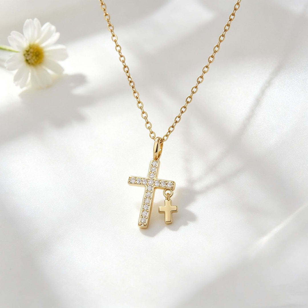 Christianartworkshop Grande ciondolo a croce con pavé di zirconi, mini croce pendente massiccia e collana classica a catena a maglia fine. - D'oro - image 2