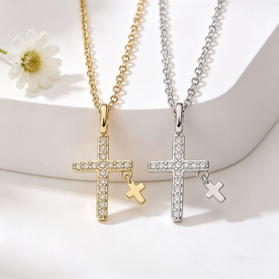 Christianartworkshop Grande ciondolo a croce con pavé di zirconi, mini croce pendente massiccia e collana classica a catena a maglia fine. - image 1