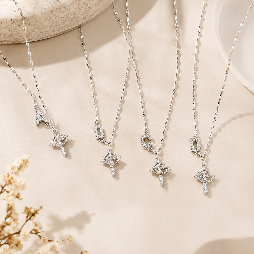 Collana con croce e corona personalizzata con iniziale AZ in tonalità oro e argento Christianartworkshop : ciondolo personalizzato con monogramma di fede sacra. - image 1