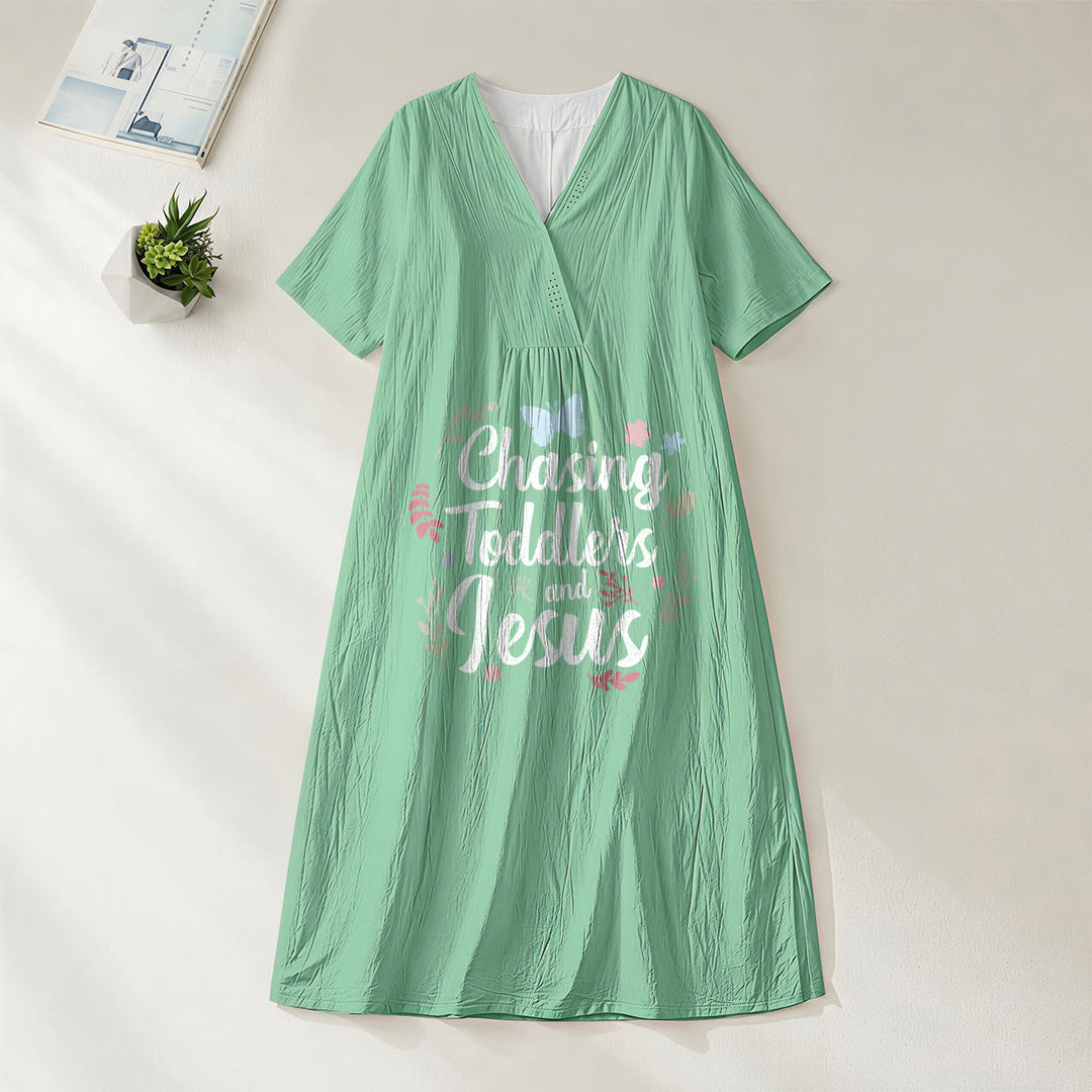 Christianartworkshop Abito midi a maniche corte con scollo a V e stampa floreale "Chasing Toddlers and Jesus" con motivo a farfalle e fiori. - Verde - 4XL - image 2