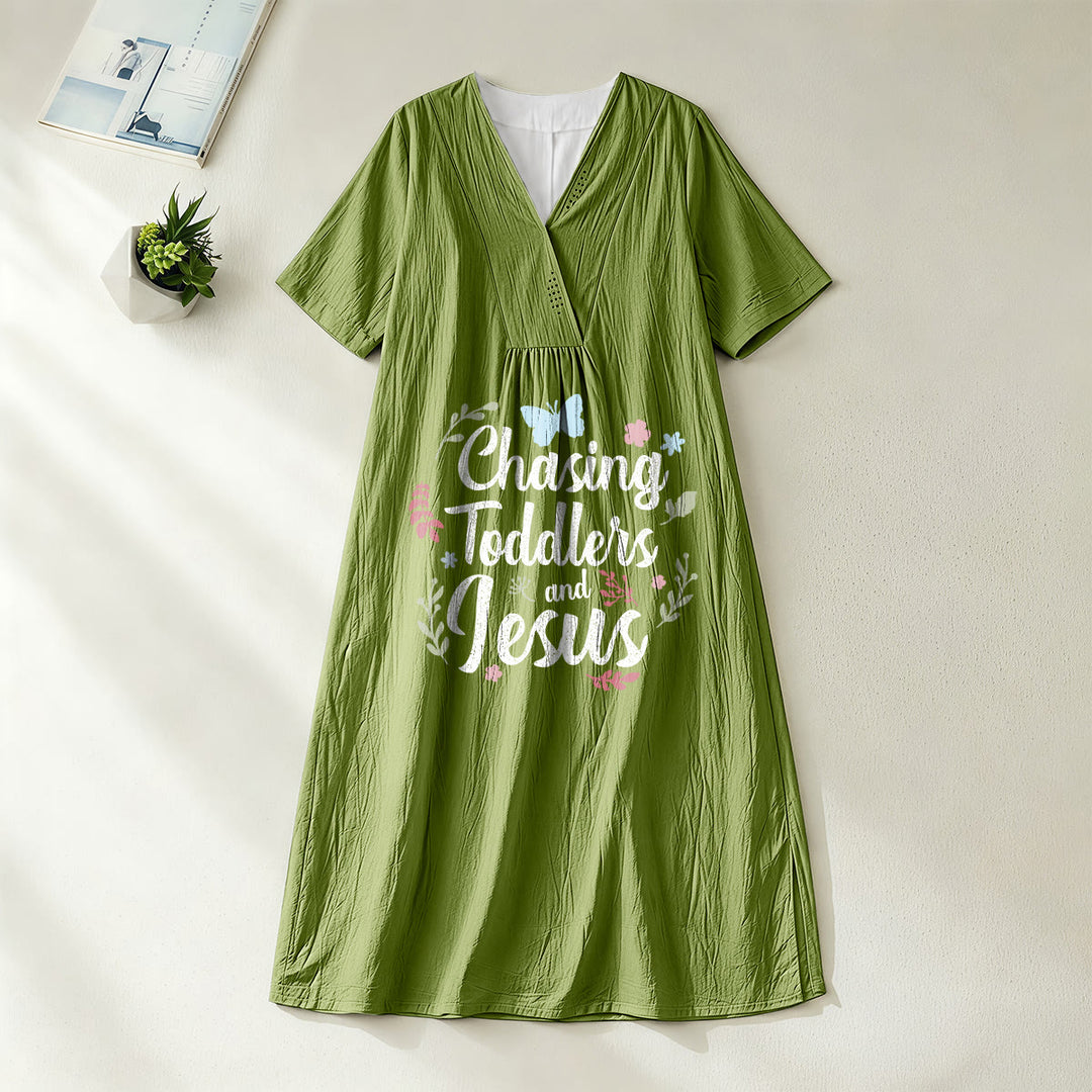 Christianartworkshop Abito midi a maniche corte con scollo a V e stampa floreale "Chasing Toddlers and Jesus" con motivo a farfalle e fiori. - Verde oliva - 4XL - image 6