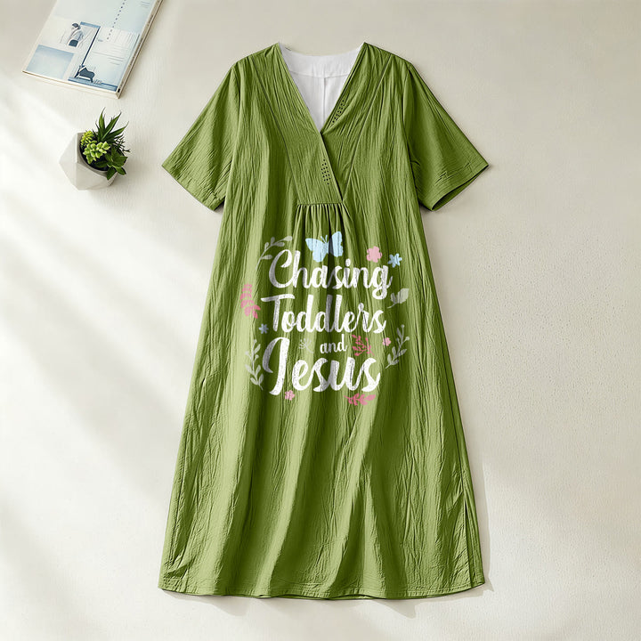 Christianartworkshop Abito midi a maniche corte con scollo a V e stampa floreale "Chasing Toddlers and Jesus" con motivo a farfalle e fiori. - Verde oliva - 4XL - image 6