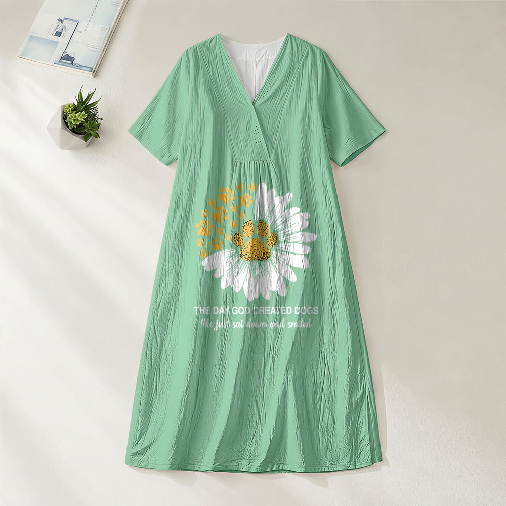 Christianartworkshop Abito midi a maniche corte con scollo a V e stampa di margherite e zampe, "Il giorno in cui Dio creò i cani". - Verde - 4XL - image 1