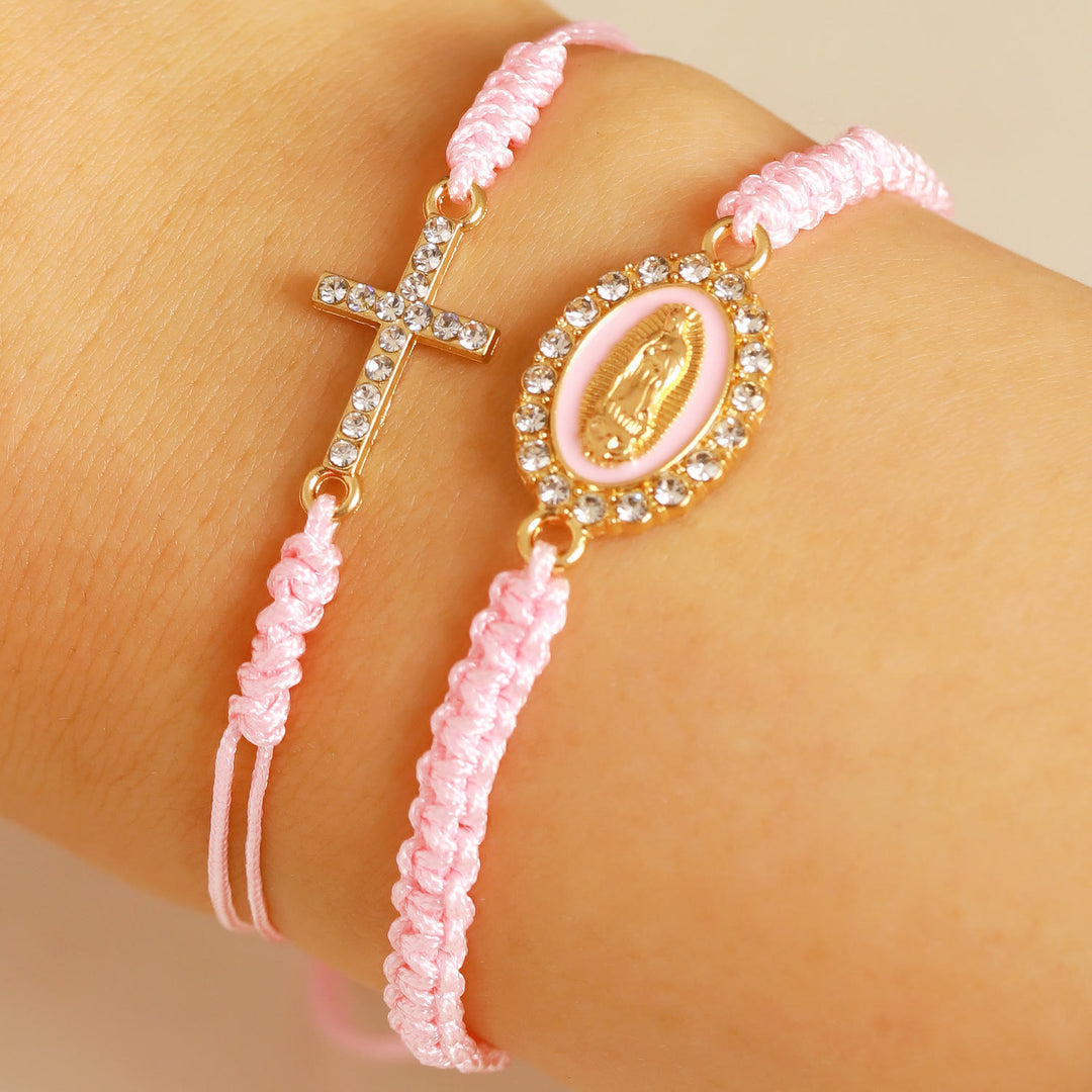 Christianartworkshop Set di braccialetti con cordino a doppia treccia, croce tempestata di zirconi e medaglia della Madonna con aureola di strass. - Rosa - image 3