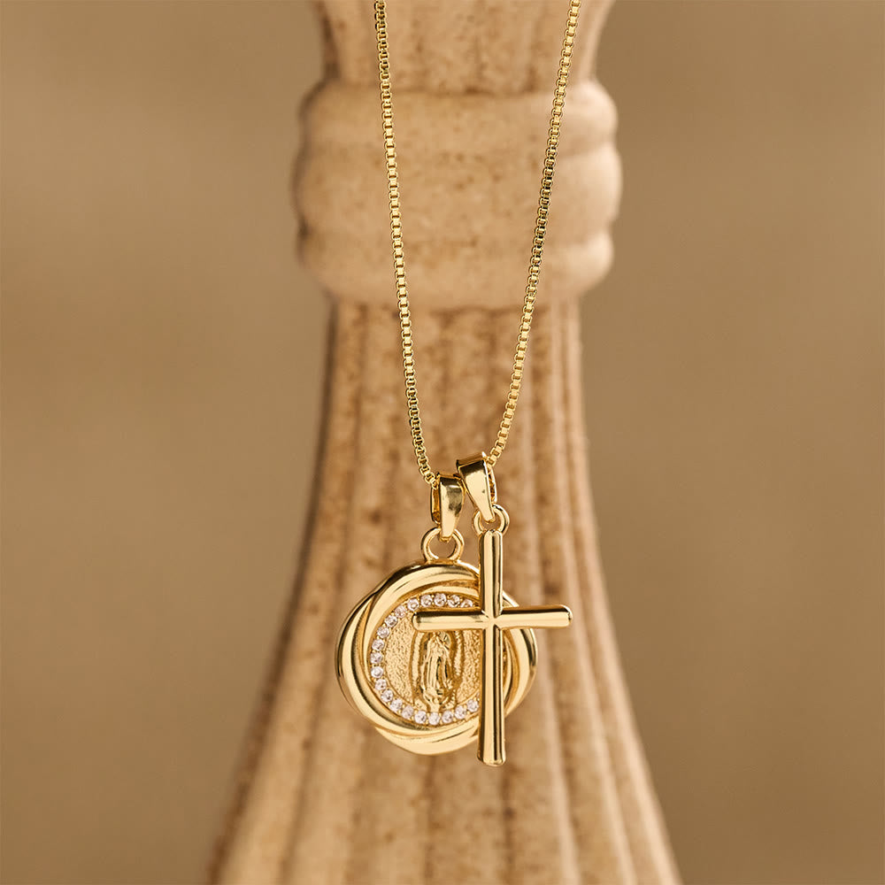 Christianartworkshop Collana con doppio pendente, medaglione della Madonna circondato da zirconi e ciondolo a croce lucida. - image 1