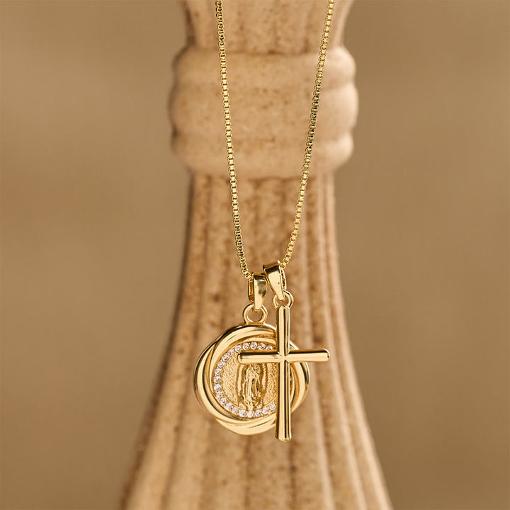 Christianartworkshop Collana con doppio pendente, medaglione della Madonna circondato da zirconi e ciondolo a croce lucida. - image 1