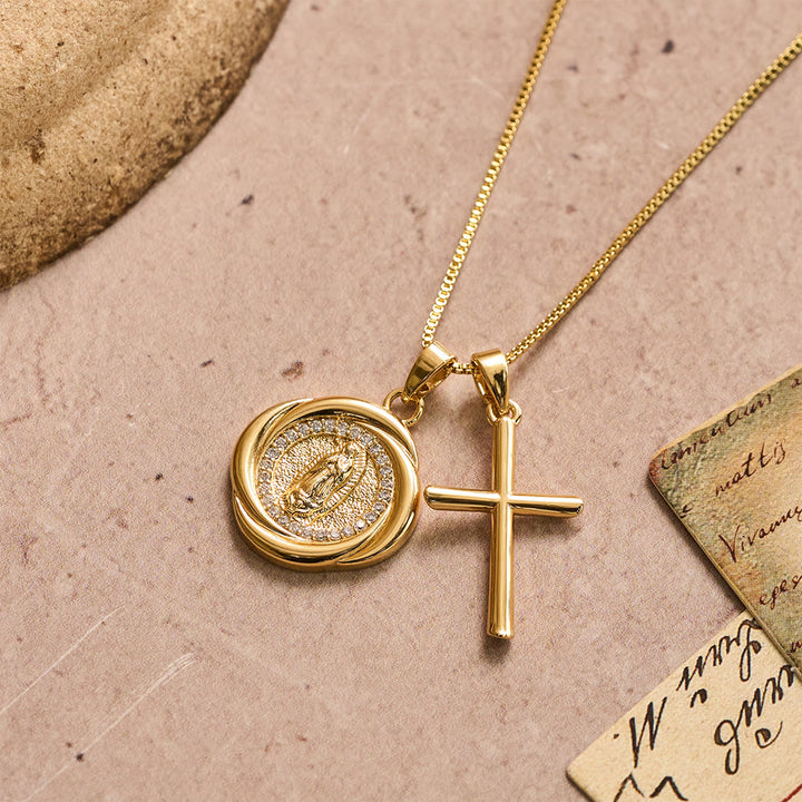 Christianartworkshop Collana con doppio pendente, medaglione della Madonna circondato da zirconi e ciondolo a croce lucida. - Nostra Signora e la Croce - image 0