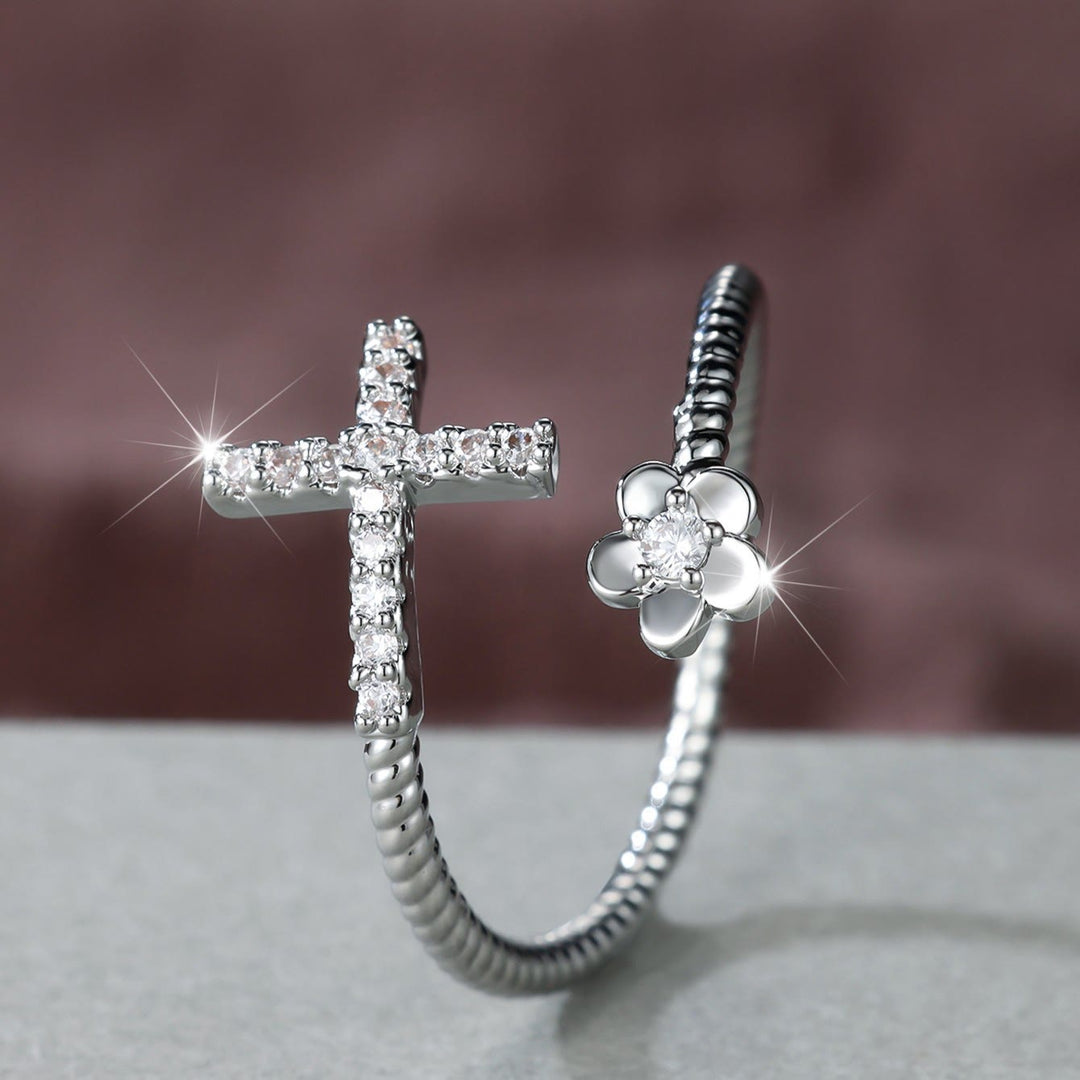 Anello a fascia aperta Christianartworkshop con croce in zirconi pavé e fiore in zirconi: simbolo di tenera grazia e incrollabile fede sacra. - image 9