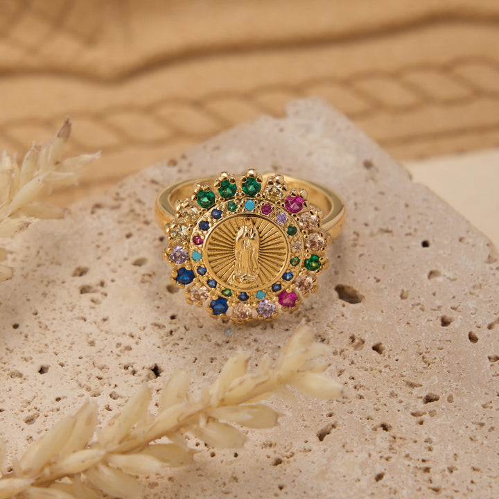 Christianartworkshop Anello aperto regolabile con alone di zirconi colorati. Ciondolo della Madonna di Guadalupe: simbolo di tenera grazia materna. - image 6