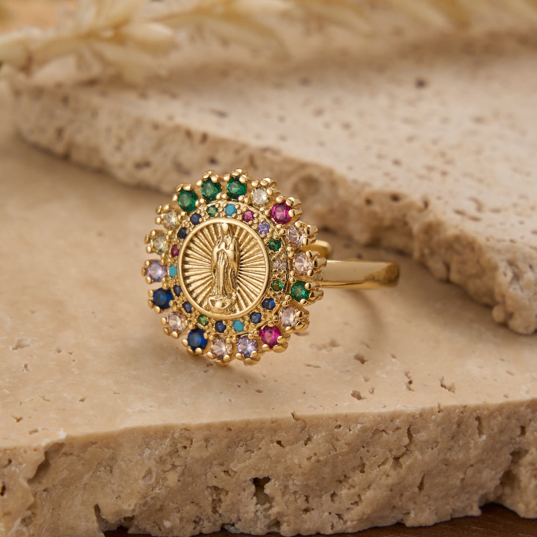 Christianartworkshop Anello aperto regolabile con alone di zirconi colorati. Ciondolo della Madonna di Guadalupe: simbolo di tenera grazia materna. - image 8