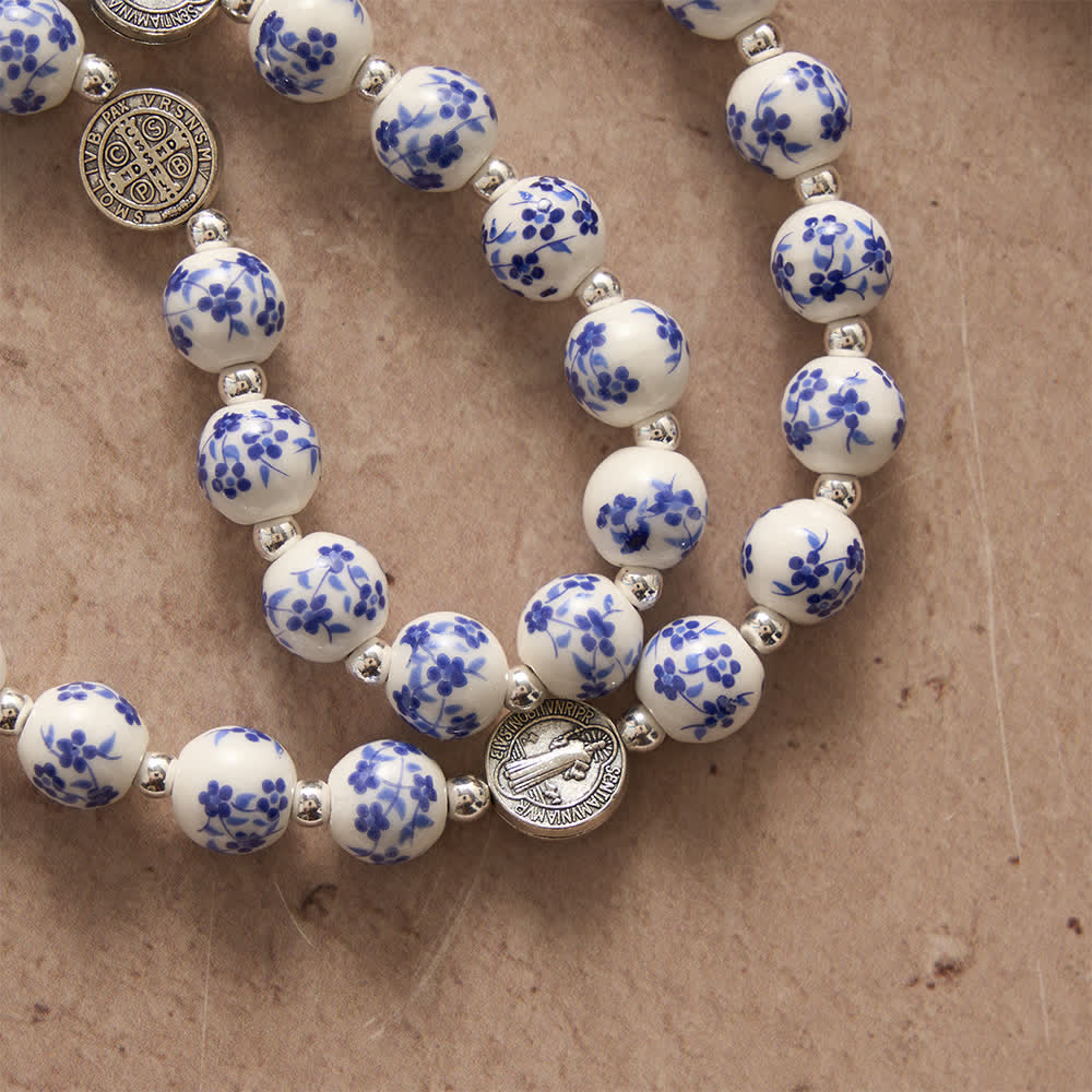 Christianartworkshop Rosario in ceramica blu e bianco con decorazioni floreali, medaglie di San Benedetto e della Madonna. - image 7