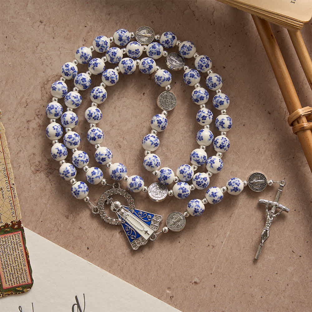 Christianartworkshop Rosario in ceramica blu e bianco con decorazioni floreali, medaglie di San Benedetto e della Madonna. - image 2