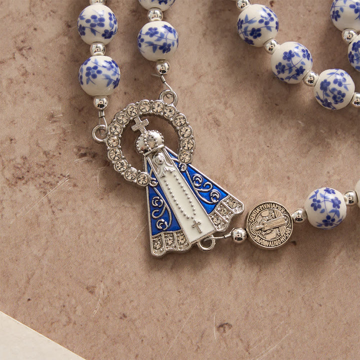 Christianartworkshop Rosario in ceramica blu e bianco con decorazioni floreali, medaglie di San Benedetto e della Madonna. - image 6