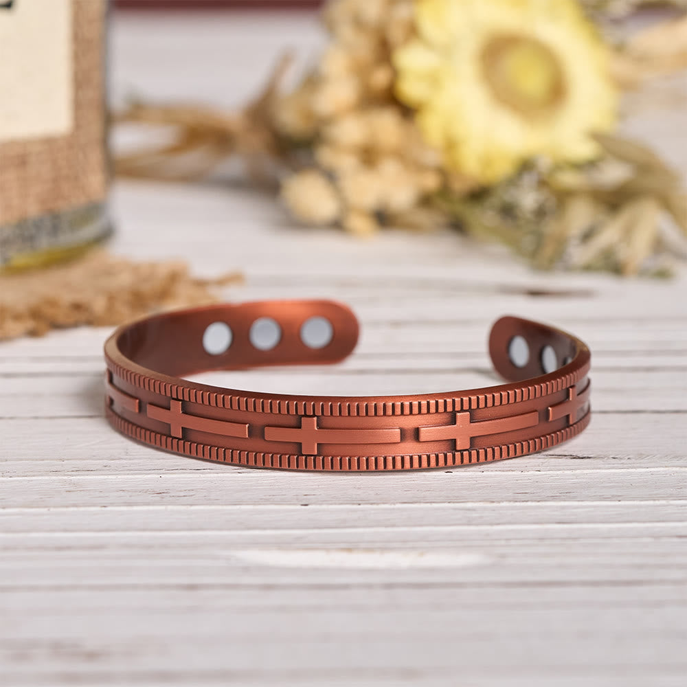Christianartworkshop Bracciale regolabile a polsino aperto in rame con motivo a croce in rilievo a fila intera e magneti interni. - image 3