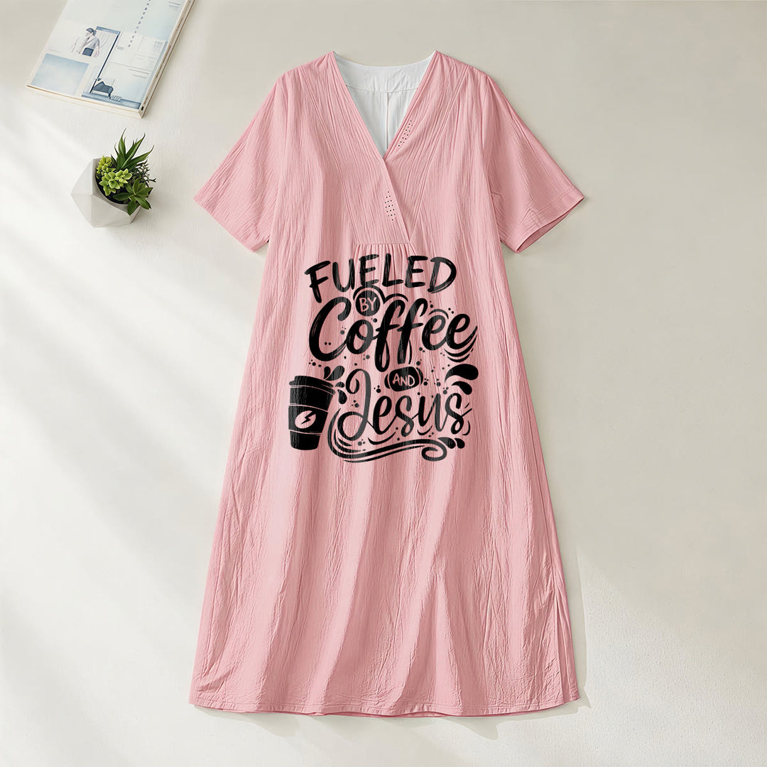 Abito midi a maniche corte con scollo a V e stampa di calligrafia e tazza di caffè, ispirato a "Fueled by Coffee and Jesus" Christianartworkshop. - Rosa - 4XL - image 16