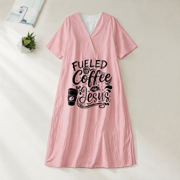Abito midi a maniche corte con scollo a V e stampa di calligrafia e tazza di caffè, ispirato a "Fueled by Coffee and Jesus" Christianartworkshop. - Rosa - 4XL - image 16
