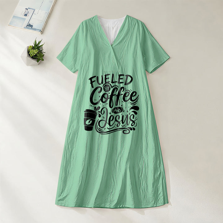 Abito midi a maniche corte con scollo a V e stampa di calligrafia e tazza di caffè, ispirato a "Fueled by Coffee and Jesus" Christianartworkshop. - Verde - 4XL - image 4