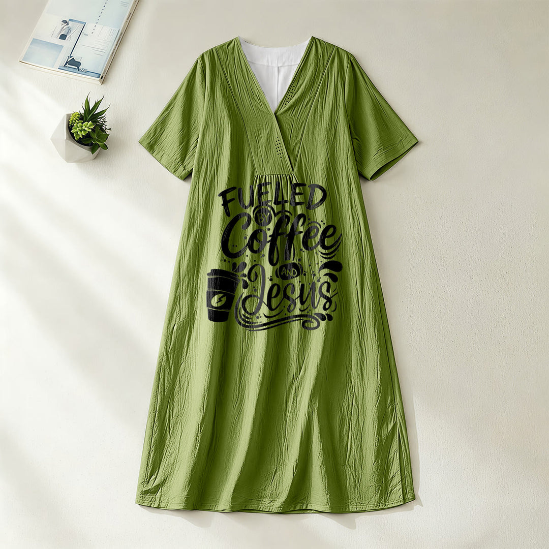 Abito midi a maniche corte con scollo a V e stampa di calligrafia e tazza di caffè, ispirato a "Fueled by Coffee and Jesus" Christianartworkshop. - Verde oliva - 4XL - image 12
