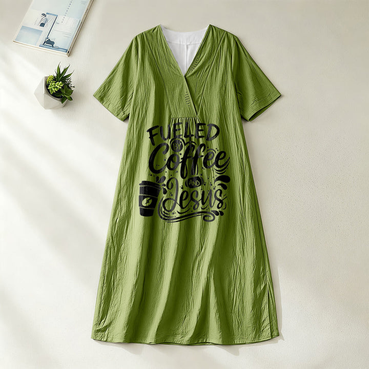 Abito midi a maniche corte con scollo a V e stampa di calligrafia e tazza di caffè, ispirato a "Fueled by Coffee and Jesus" Christianartworkshop. - Verde oliva - 4XL - image 12