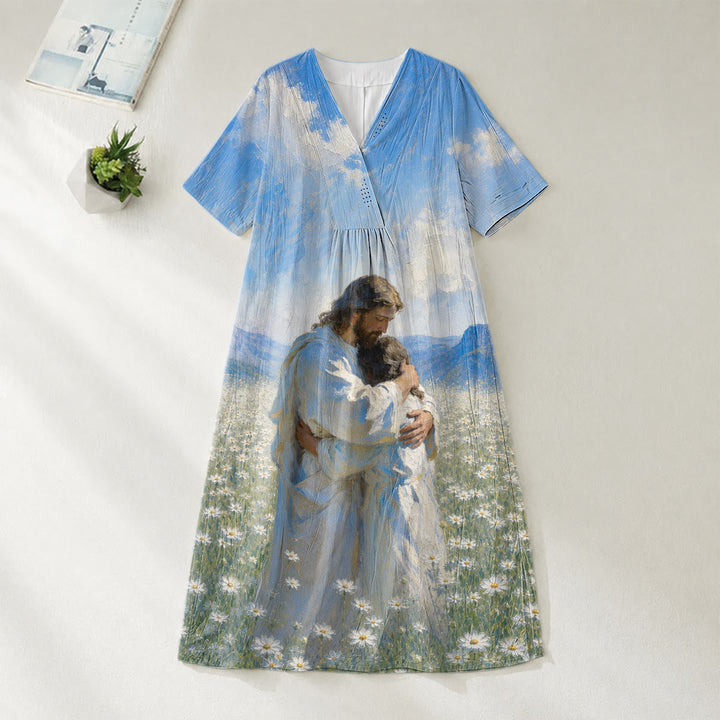 Abito midi a maniche corte con scollo a V, stampa artistica "Gesù abbraccia il bambino in un campo di margherite" Christianartworkshop - 4XL - image 0